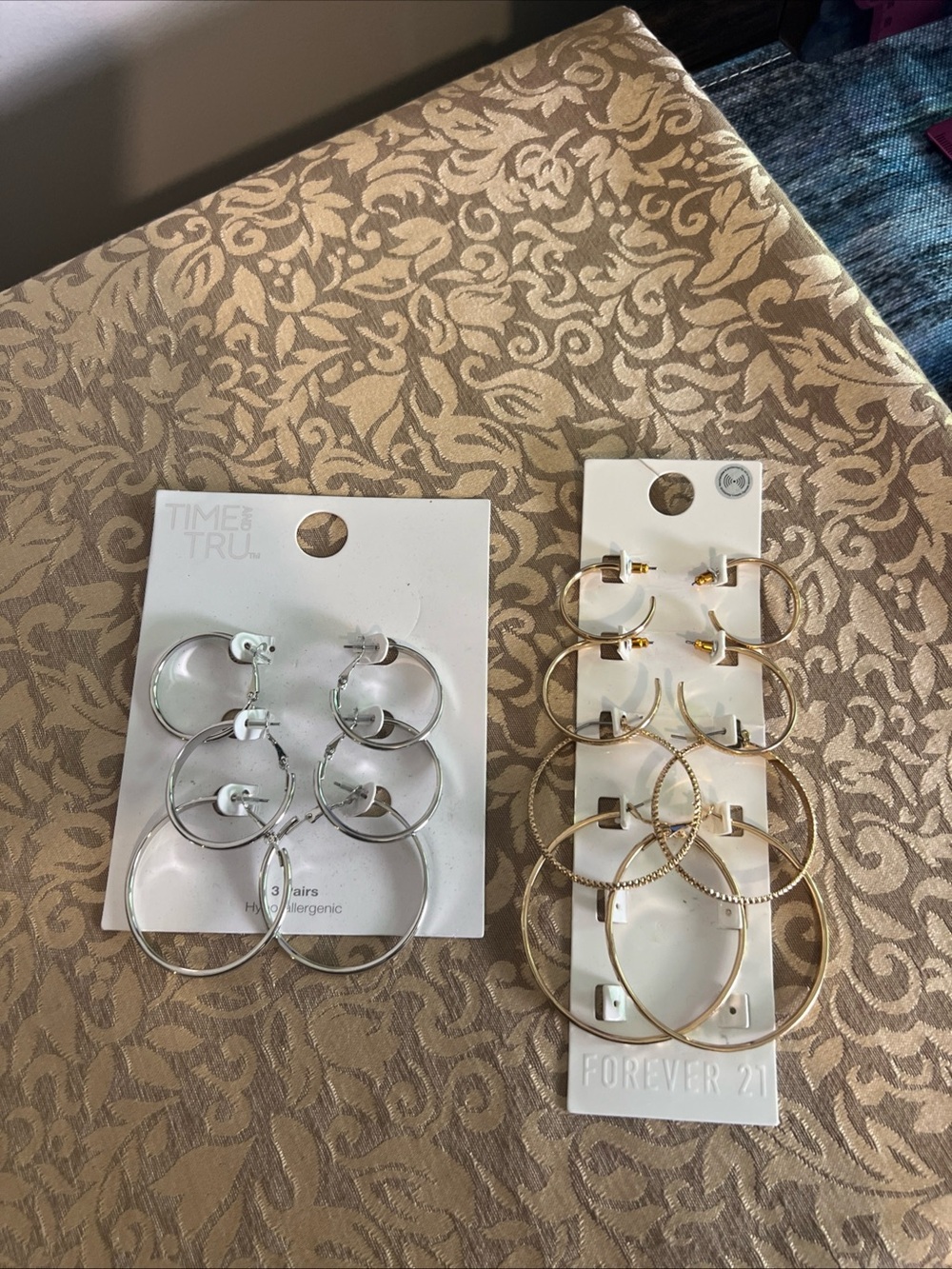 Lot Of Two Sets Of Gold And Silver Tone Hoop Earrings 7 Pairs Of Earrings Fashon